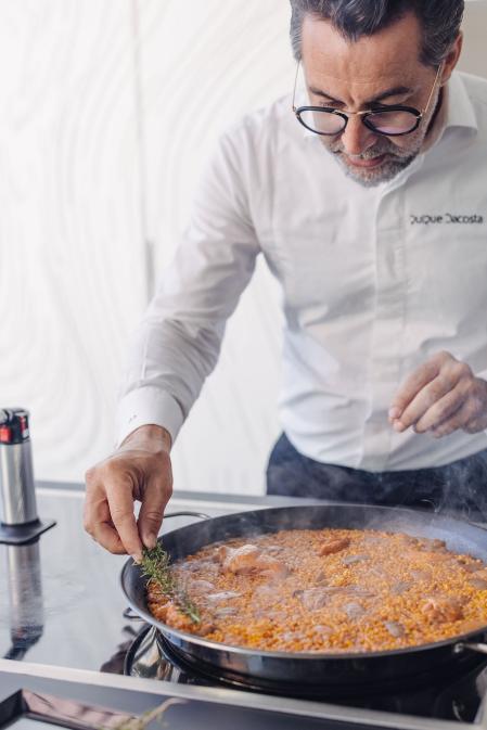 La gama de paellas para hacer en casa de Quique Dacosta solo requiere seguir las instrucciones y tiempos para que quede perfecta