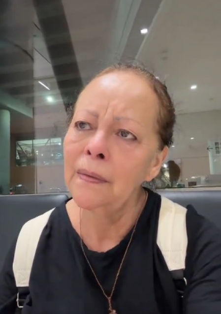 La mujer se viene abajo con el relato