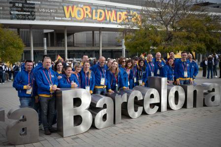 Un grupo de empleados de McDonald's en la entrada del recinto ferial de Gran Via en l'Hospitalet