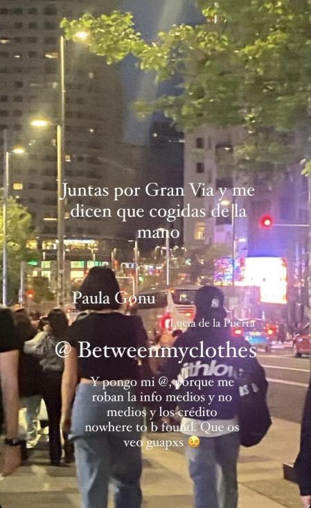Paula Gonu y Lucía De la Puerta paseando por la Gran Vía