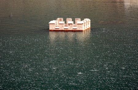 El antiguo molino y harinera de Sau está ya sumergido.