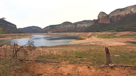 Paisaje de Sau entre la sequía y el aumento paulatino de caudal.