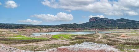 Panorámica del pantano de Sau confeccionada con cinco fotografías.