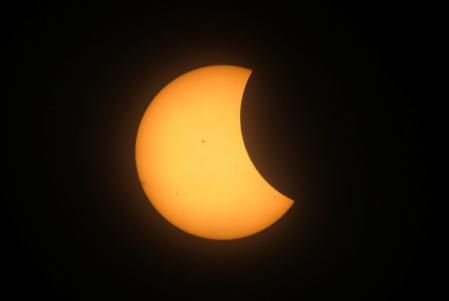Un eclipse solar parcial se ve desde Mazatlán, México, 8 de abril de 2024