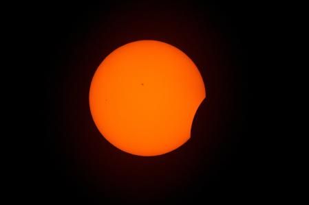 La fase inicial de un eclipse solar total es visible desde Arlington, Texas, el lunes 8 de abril de 2024