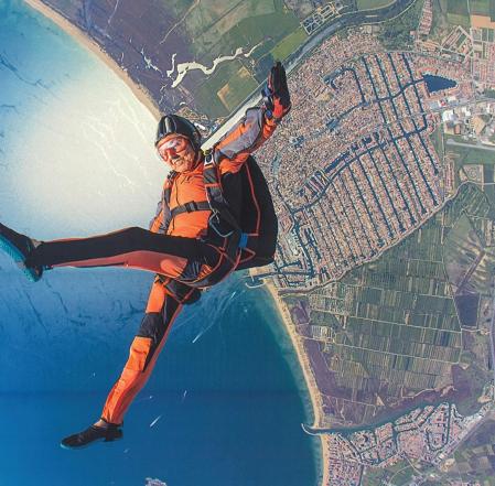 Montse Mechó en uno de sus saltos de paracaídas