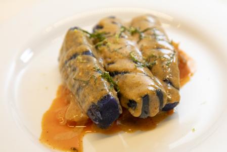 Berenjena con kimchi, salsa de cacahuete salado y menta