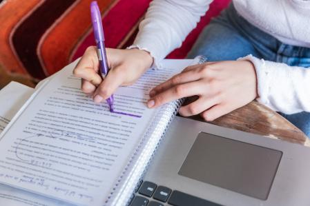 Una joven estudiando.