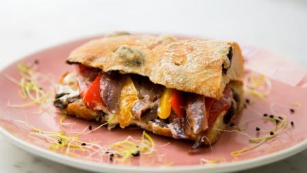 Prepara este exquisito bocadillo cantábrico con anchoas