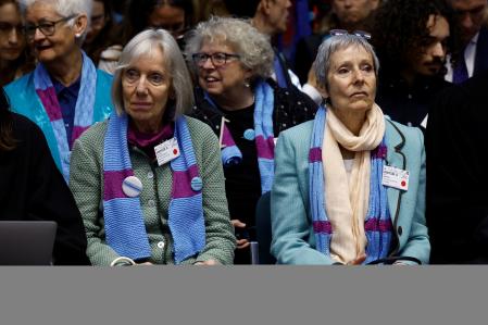 Miembros de la asociación suiza KlimaSeniorinnen ante el anuncio del fallo del TEDH que pide a los estados más acciones contra el cambio climático