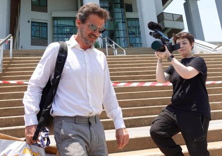 Samui (Tailandia), 09/04/2024.- El actor español Rodolfo Sancho, padre del chef Daniel Sancho, a su salida tras el juicio por el caso del presunto asesinato del cirujano colombiano Edwin Arrieta Arteaga en Tailandia, cometido presuntamente su hijo, este martes en el Tribunal Provincial de Koh Samui, en la isla de Koh Samui, Tailandia.- EFE/ Sitthipong Charoenjai