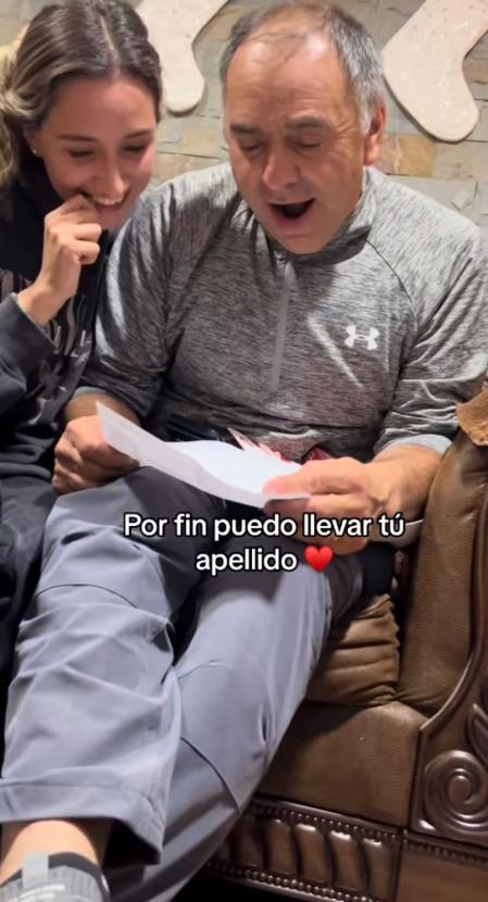 Un padre y una hija se emocionan juntos