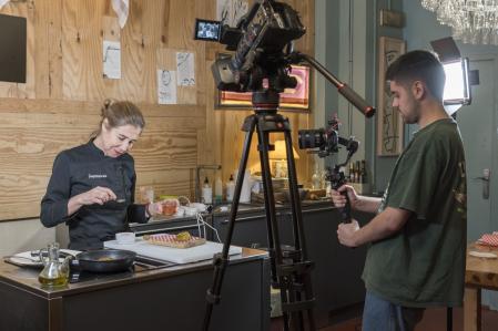 Ada Parellada preparando uno de sus platos