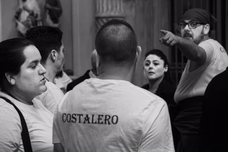 Prolegómenos de la procesión de Semana Santa en la iglesia de Sant Agustí.