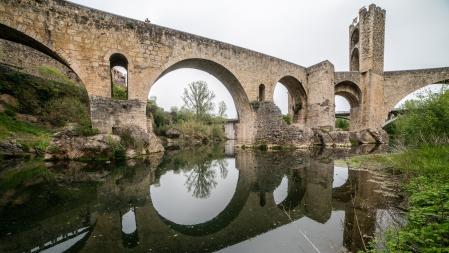 Reflejos del puente medieval de Besalú.