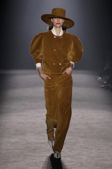 Mangas voluminosas, pana de color verde y botones dorados en la colección de The Label Editon