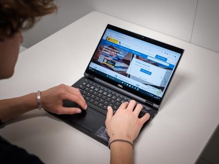 Una persona joven consultando el borrador de la renta 2023