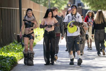 Público asistente al desfile de Guillermo Justicia en la 080 Barcelona Fashion