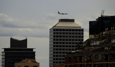 Avión sobrevolando la azotea.