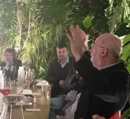 Fernando Aramburu charla con sus lectores en la terraza de la librería Finestres