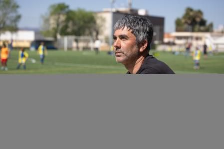 Llorenç Bonet contempla un partido de fútbol de las categorías inferiores