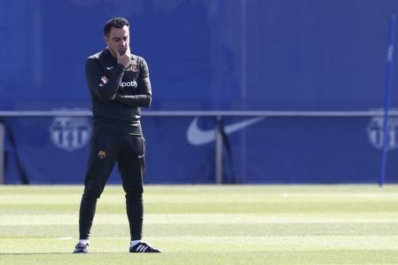 GRAFCAT2700 Sant Joan Despí (BARCELONA) 12/04/2024.- El entrenador del FC Barcelona Xavi Hernández, durante el entrenamiento del primer equipo realizado este mediodía en las instalaciones de la ciudad deportiva en Sant Joan Despí (Barcelona), previo al partido de la jornada 31 de LaLiga EA Sports contra el Cádiz CF. EFE/Quique Garcia