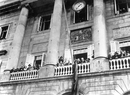 PROCLAMACIÓN DE LA REPÚBLICA CATALANA EN BARCELONA. LA PRIMERA BANDERA REPUBLICANA ES PUESTA EN EL BALCÓN DE LA CASA DE LA CIUDAD.