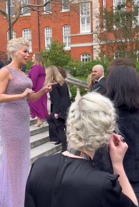 La actriz Hannah Waddingham se cabrea con un fotógrafo: 
