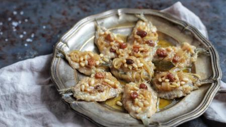 Prepara esta sencilla receta de sardinas con pasas y piñones tan deliciosa