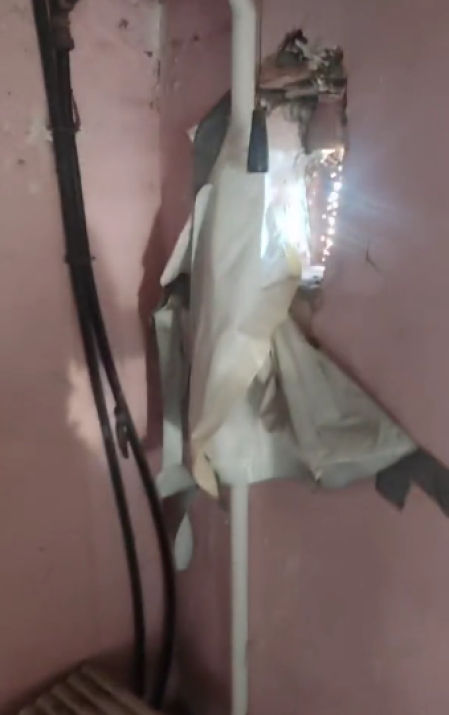 Una pared agujereada del edificio