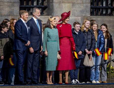 Los reyes Guillermo, Felipe, Letizia y Máxima, este miércoles, en la plaza Dam, con los niños del Het Amsterdams Lyceum,