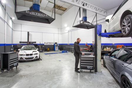Alberto Peña, en las instalaciones de Evetech Motorsport en Fuenlabrada.