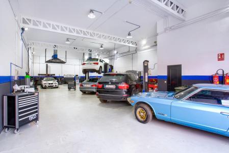 Peña es también un amante de los clásicos y es el dueño del Datsun 260Z de 1974, a la derecha en la imagen.