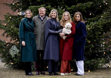 La princesa Amalia, sujetando a su mascota, junto a sus padres y sus hermanas Ariana (izquierda) y Alexia, en una foto de las pasadas navidades