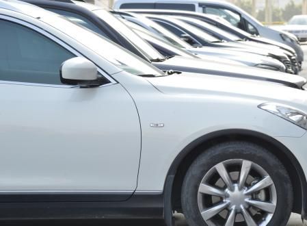 Los coches blancos reflejan hasta un 60% más de luz solar que los oscuros