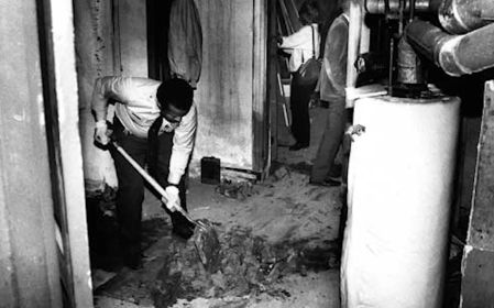 La policía excava el sótano donde Harrison Graham ('Marty el manitas') enterró a algunas de sus víctimas