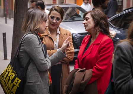 María Rodríguez Soto, Emma Vilarasau y Clara Segura, ayer, en el cine Verdi