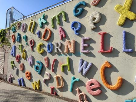 Muro de las letras multicolores creado por el artista Jordi Rocosa en Cornellà.
