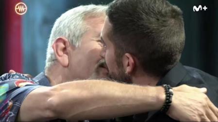 Carlos Sobera besa a Broncano