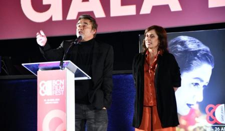 Eduard Fernández, miembro del jurado, junto a Clara Segura.