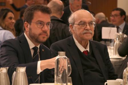 El president del Govern, Pere Aragonès, al Nueva Economía Fórum al costat de l'exconseller Andreu Mas-Colell