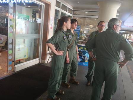 Cuatro efectivos de la Unidad Médica de Aerovacuación justo después de examinar al paciente y dialogar con sus doctores en el hospital Samitivej de Bangkok. En tanto que militares, ninguno ha querido hacer declaraciones.