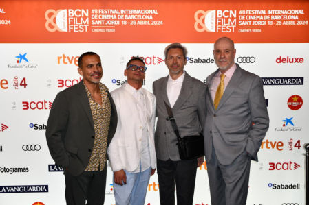 Tres de los miembros de Locomía con el productor de sus éxitos, José Luis Gil