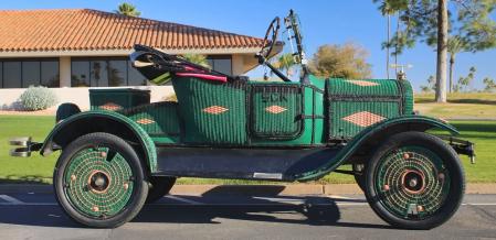 El insólito Ford clásico de hace un siglo con un “traje” de mimbre tejido a mano.