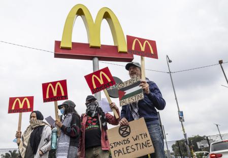 Johannesburg (South Africa), 15/04/2024.- Supporters of the Free Palestine Movement picket outside a branch of McDonald's fast food in protest to the ongoing conflict in Gaza, Johannesburg, South Africa, 15 April 2024. The group are calling on McDonald's customers to boycott the fast food chain claiming the United States related businesses are complicit in their claimed genocide in Gaza due to the fact that the United States supports Israel politically and militarily. (Protestas, Sudáfrica, Estados Unidos, Johannesburgo) EFE/EPA/Kim Ludbrook