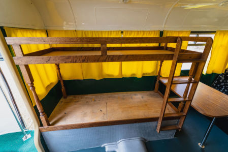 La litera de madera en el autobús.