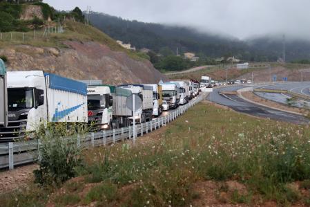 Vehículos parados en Montblanc.