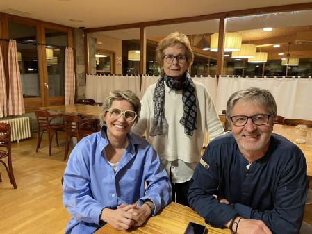 Claudia, Pepita y Jordi en la sala de juego del hostal.