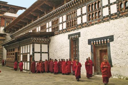 Monjes budistas en el dzong de Jakar