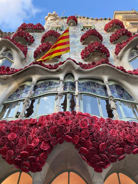 La Casa Batlló, uno de los edificios más fotografiados por Sant Jordi.